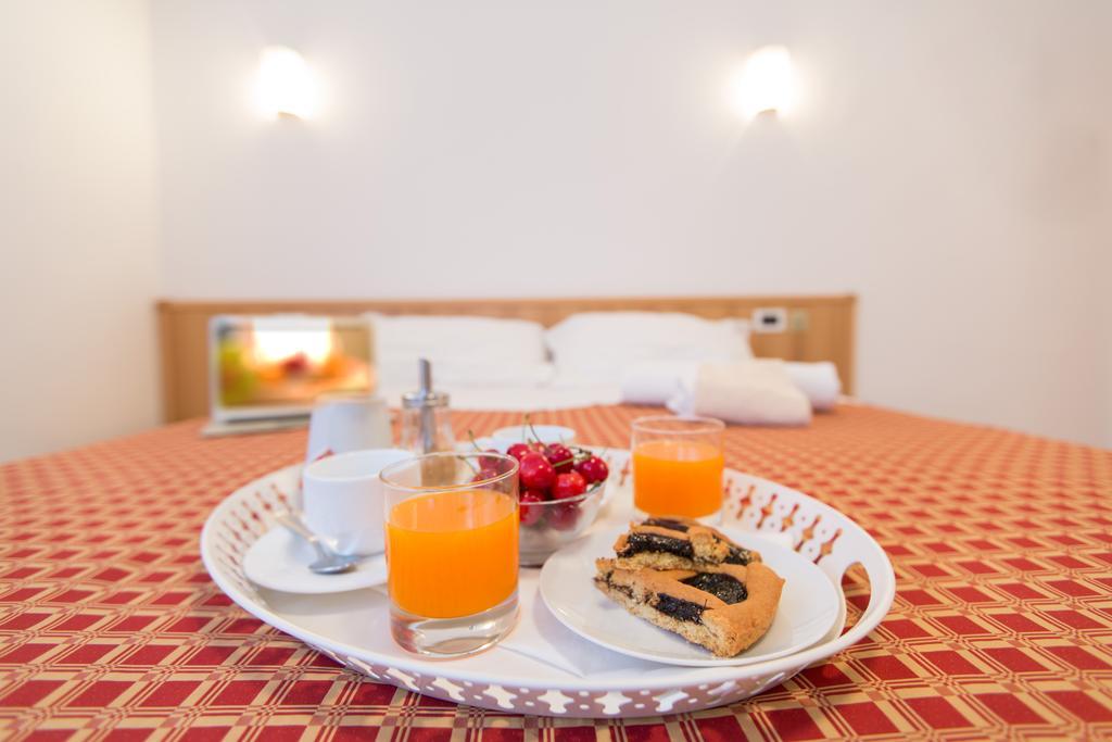 Ristorante Hotel Lucia - 100 Mt Dal Mare Giulianova Rom bilde